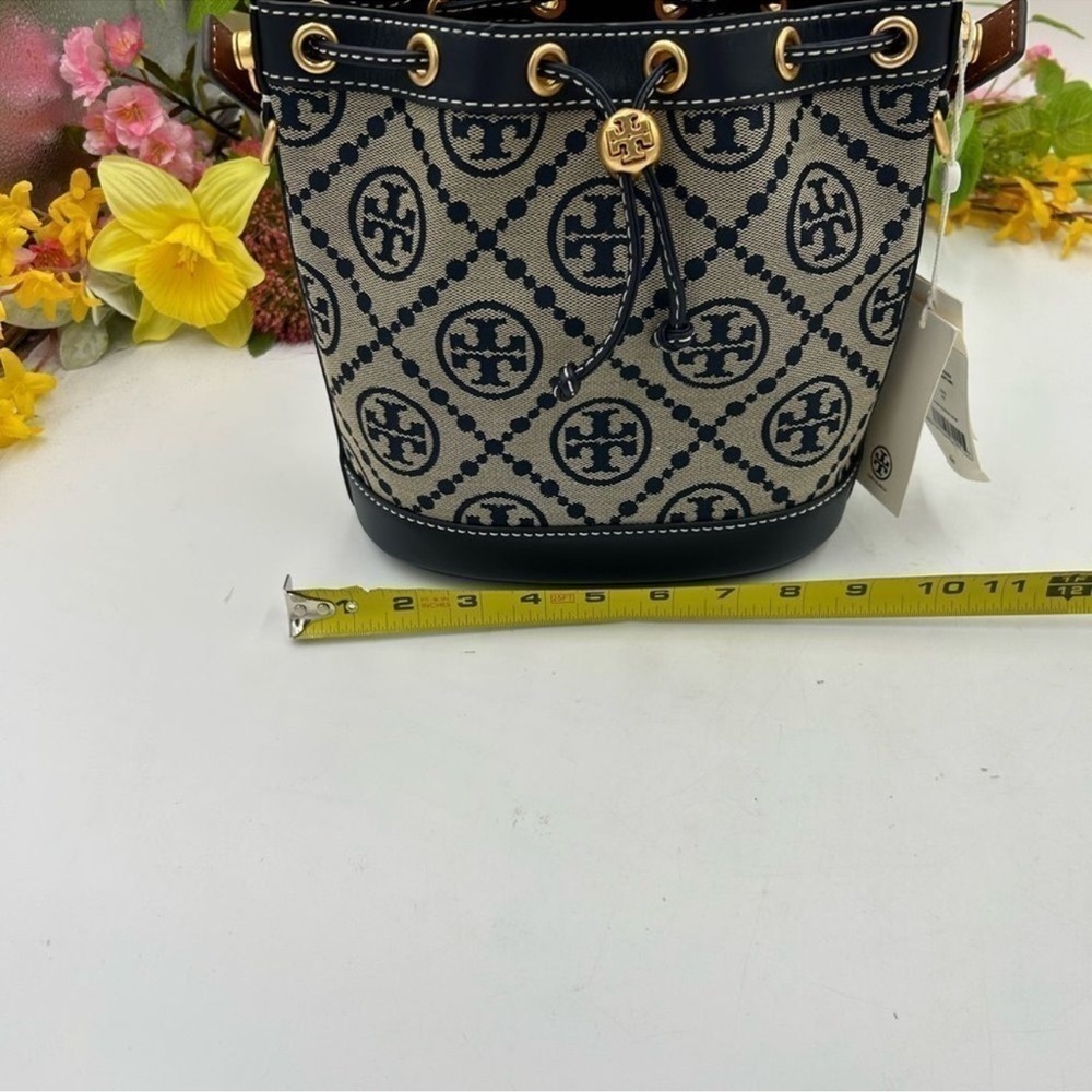 Women’s Tory Burch, T monogram bucket bag, dark navy blue. - Picture 3 of 6